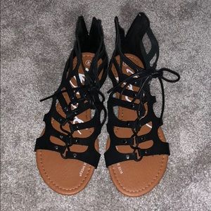 Super cute size 8 black sandals!!